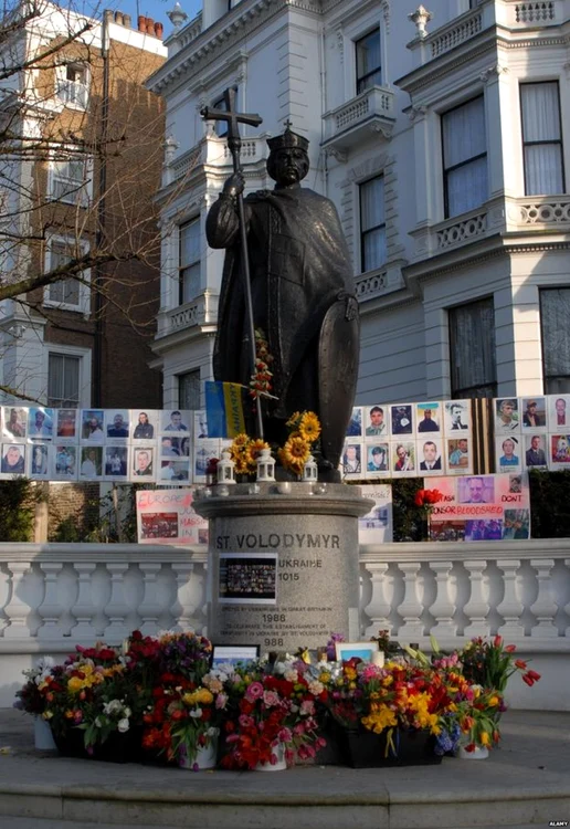 Statuie cu Sfantul Vladimir in fata Institutului Ucrainean din Londra FOTO BBC