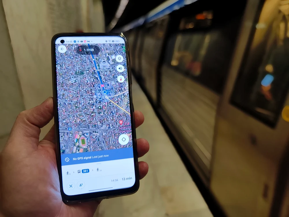 Cu Google Maps la metrou în Piața Romană. FOTO Adrian Pogîngeanu
