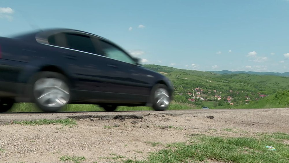 Șoseaua către Vulcanii Noroioși, plină de petice și denivelări. Cât mai ține coșmarul șoferilor VIDEO