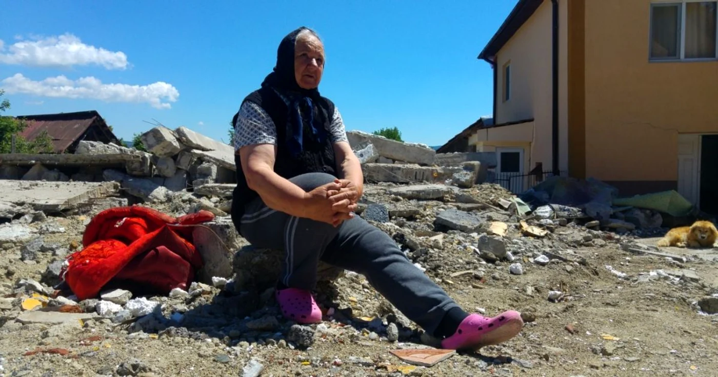 Guvernul a trimis acolo ajutoare constând în materiale de construcţii (pentru o locuinţă standard de 72 de mp), iar autorităţile judeţene le-au dat bani ca să îşi poată cumpăra un nou teren (5.000 lei).