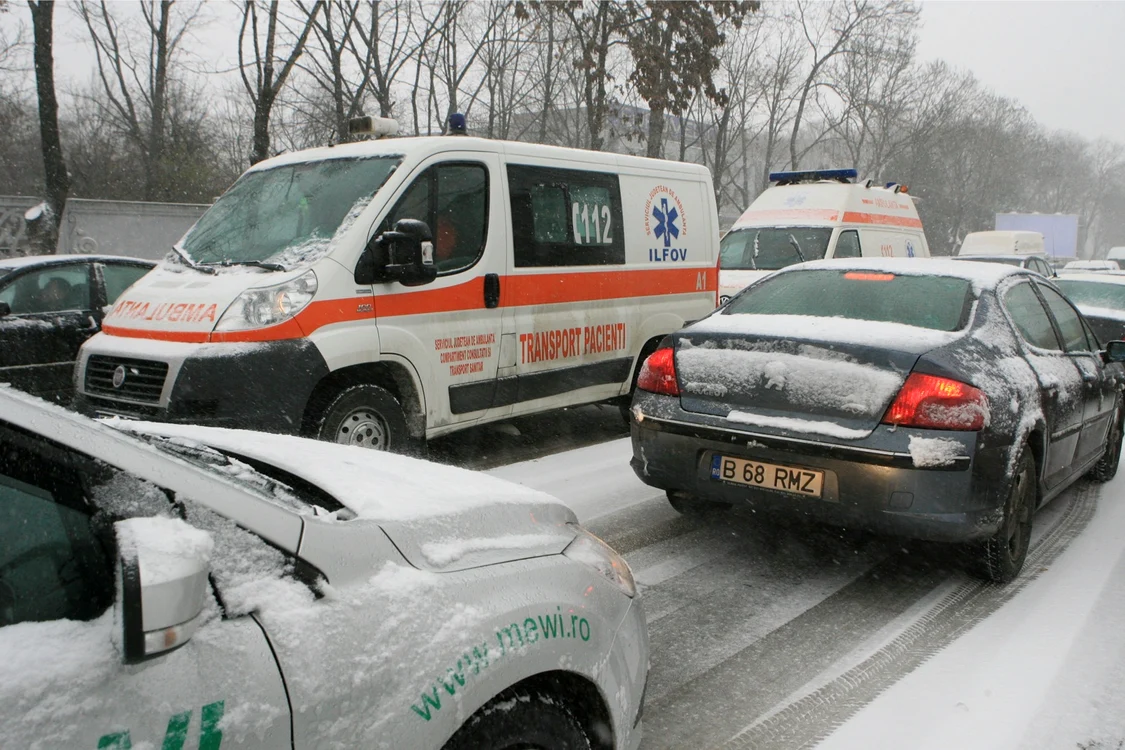 Ambulanţele sunt la un pas să rămână blocate în nămeţi