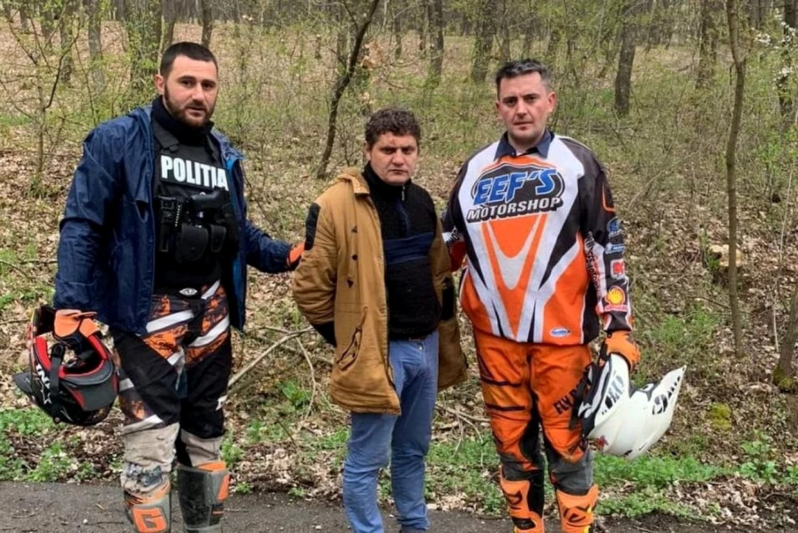 Bărbatul judecat pentru crimă şi cei doi poliţişti care l-au prins. Foto Facebook/ Sindicatul Poliţiştilor