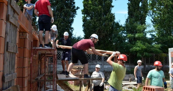 Orele de voluntariat ale angajaţilor sunt dublate cu sprijin financiar de Adobe