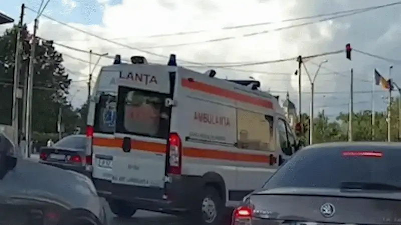 Incident bizar în traficul din București. Un pacient a coborât din ambulanță la semafor și a fost imobilizat de jandarmi