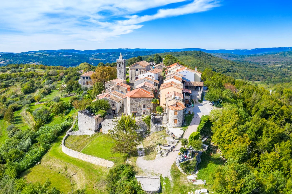 Hum are doar două străzi și câteva case mediavele (Foto: Shutterstock)