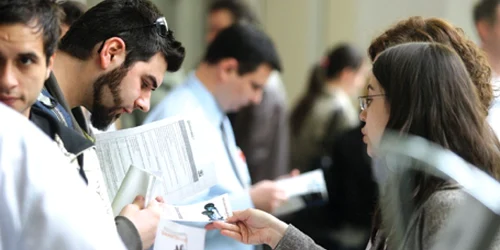 Zeci de studenţi şi absolvenţi au luat cu asalt standurile companiilor IT prezente la JobShop