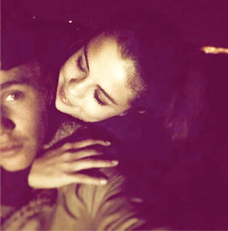 
    Starul pop a postat o fotografie pe  Instagram, cu mesajul „Love the way  you look at me” („Iubesc felul  în care mă priveşti”, n.r.) (Foto: instagram)  