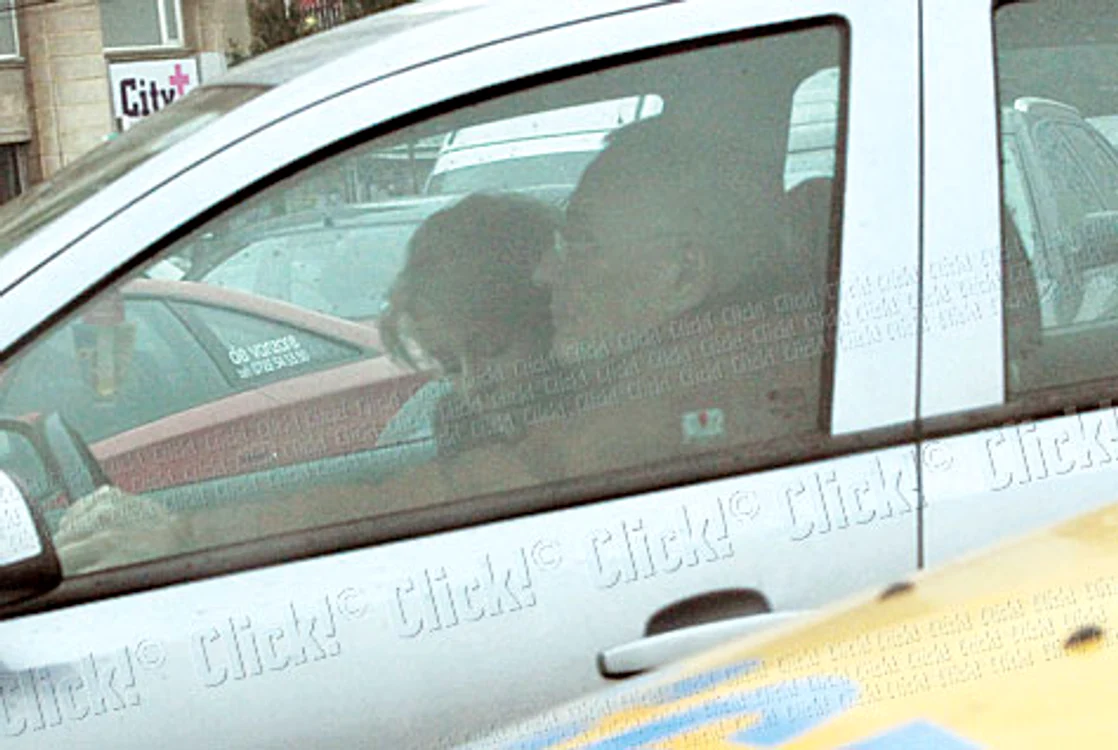 Compozitorul şi tânăra lui colegă au fost surprinşi iarna trecută, de fotoreporterii Click!, împreună, în maşină