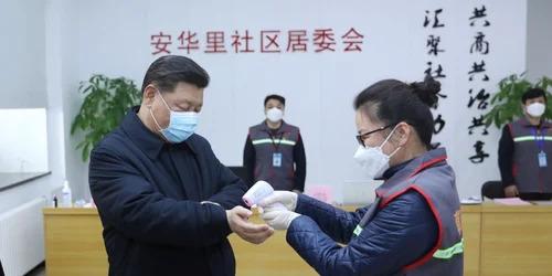 Preşedintelui chinez Xi i se ia temperatura la un spital din Beijing 10 februarie 2020 FOTO EPA-EFE