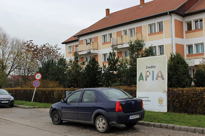 
    P.G. a lucrat câte 12 ore pe zi, până a murit la birou  