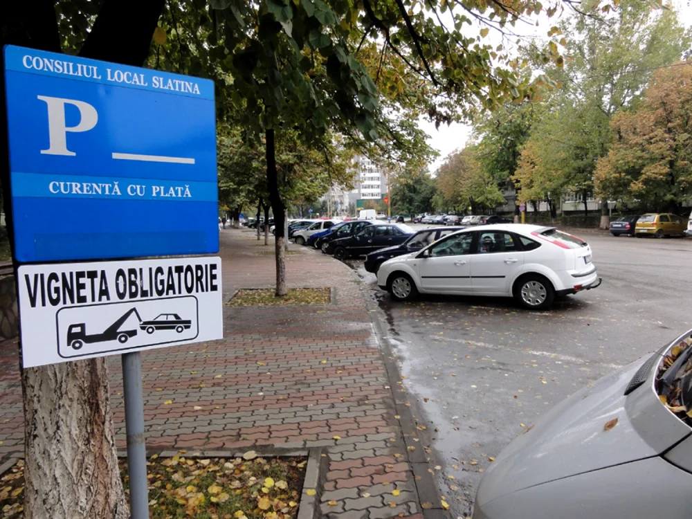 Străzile Slatinei au fost împânzite cu tăbliţe de pe care au fost ascunse prevederile legale despre vigneta de parcare  (FOTO: Mugurel Manea)