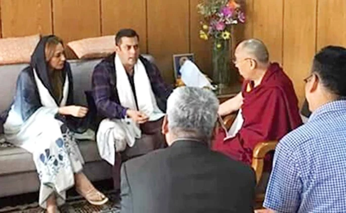 Liderul spiritual budist s-a întreţinut câteva minute cu Iulia