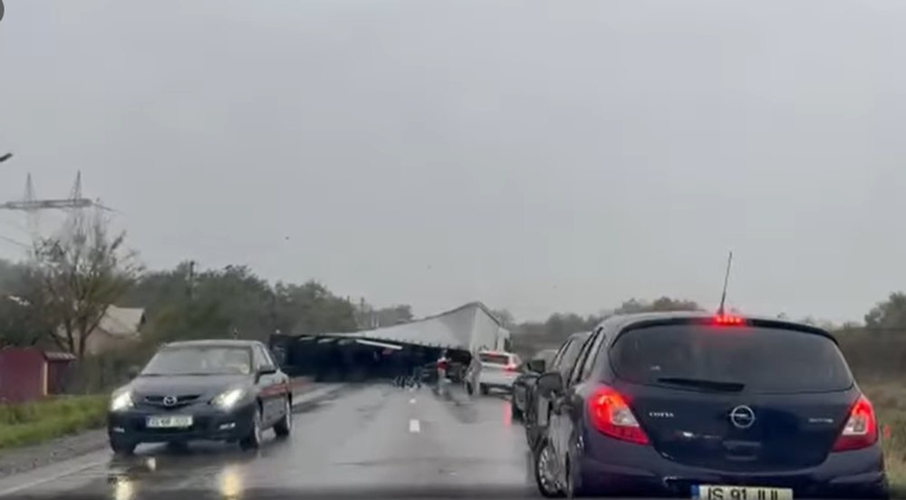 Doi oameni au murit după ce un camion s-a răsturnat peste o mașină, pe DN 2, în Iași