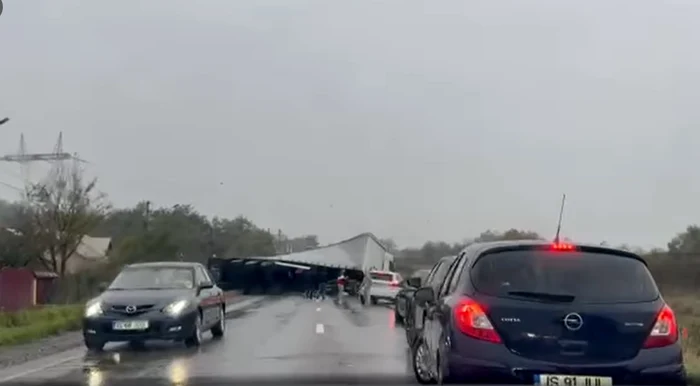 Camionul s-a răsturnat peste autoturism. FOTO captură video Bucovina News