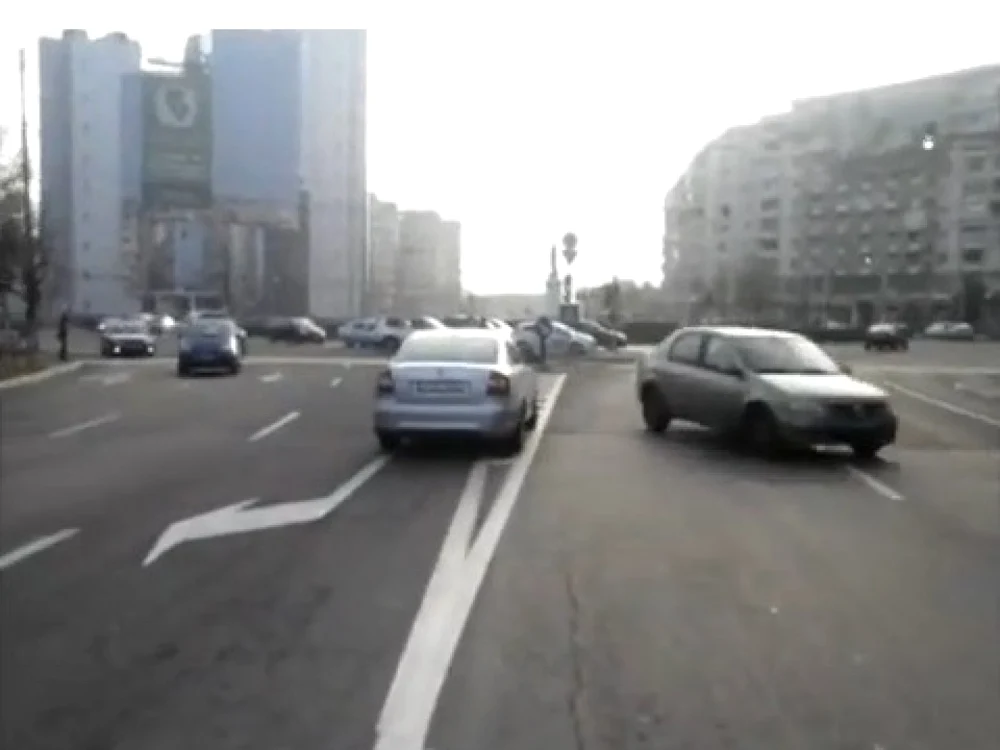 Şoferul cu Skoda a staţionat momente bune pe contrasens si a fost la un pas să provoace un accident. FOTO captură video