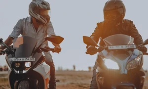 Motocicliști în trafic  Imagine de Nandu Vasudevan de la Pixabay jpg