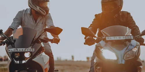 Motocicliști în trafic  Imagine de Nandu Vasudevan de la Pixabay jpg