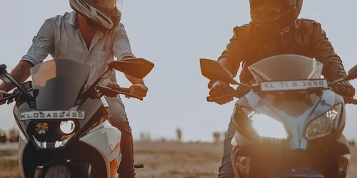 Motocicliști în trafic  Imagine de Nandu Vasudevan de la Pixabay jpg