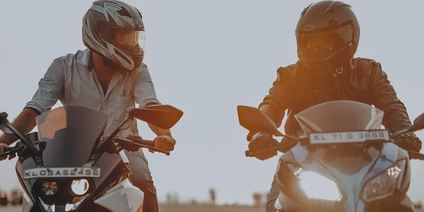 Motocicliști în trafic  Imagine de Nandu Vasudevan de la Pixabay jpg
