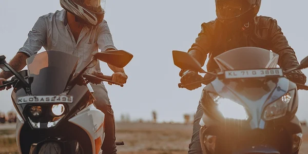 Motocicliști în trafic  Imagine de Nandu Vasudevan de la Pixabay jpg