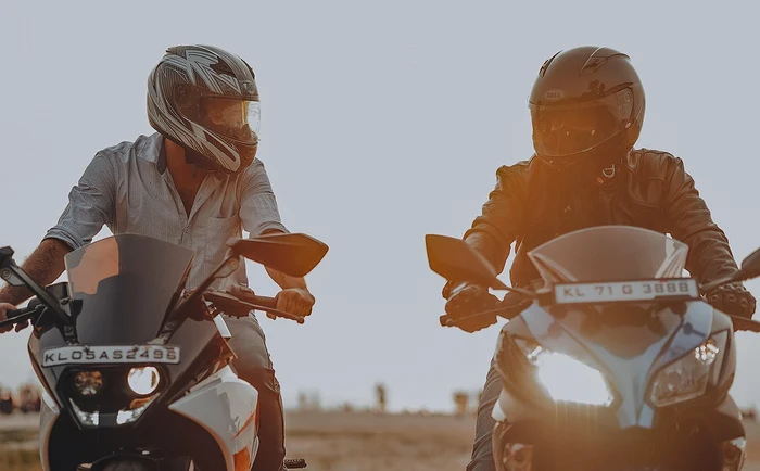 Motocicliști în trafic.  Imagine de Nandu Vasudevan de la Pixabay 