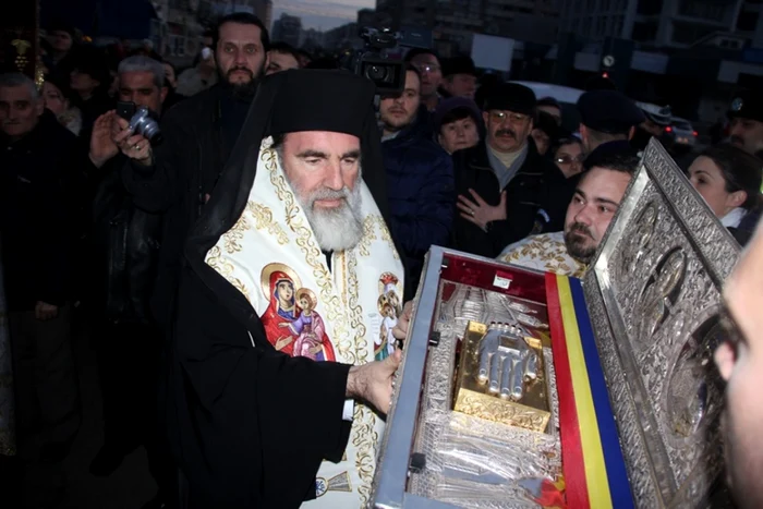 Mâna dreaptă a Sfântului Nicolae a ajuns pentru prima oară la Bacău FOTO epr.ro