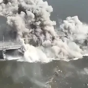 Pod peste Dnipro distrus cu ajutorul dronelor FOTO via the Sun jpg