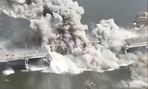 Pod peste Dnipro distrus cu ajutorul dronelor FOTO via the Sun jpg