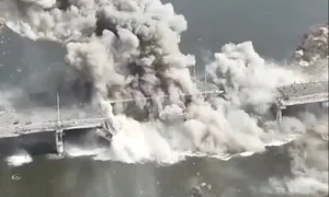 Pod peste Dnipro distrus cu ajutorul dronelor FOTO via the Sun jpg