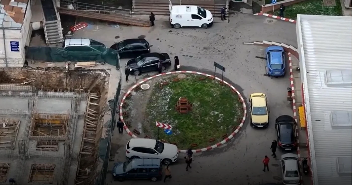 Aşa arată curtea Spitalului Judeţean Botoşani în acest moment. Foto: Botoşăneanul