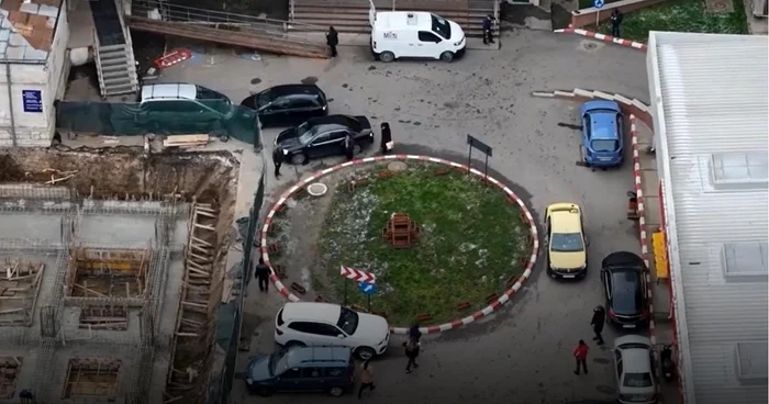 Aşa arată curtea Spitalului Judeţean Botoşani în acest moment. Foto: Botoşăneanul