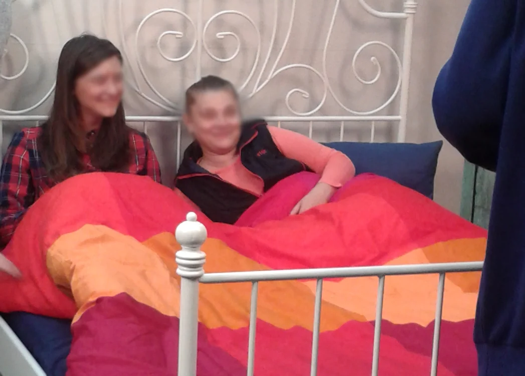 
    Călătorii care s-au băgat în patul din fața restaurantului au primit micul dejun gratisfoto: Carmen Ștefan  