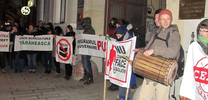 La protestele din centrul Clujului s-au scandat lozinci, iar în fundal s-a auzit şi o tobă FOTO: Florina Pop