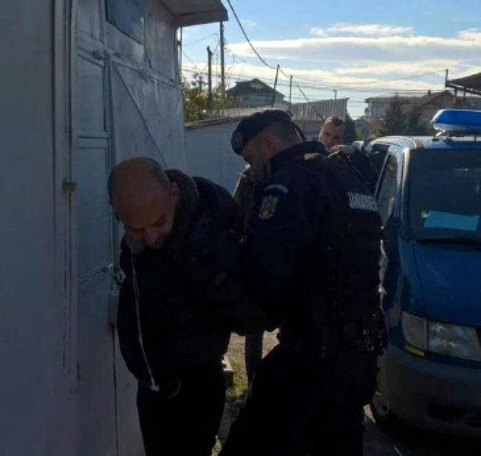 Daniel Diaconu a fost încătuşat de jandarmi