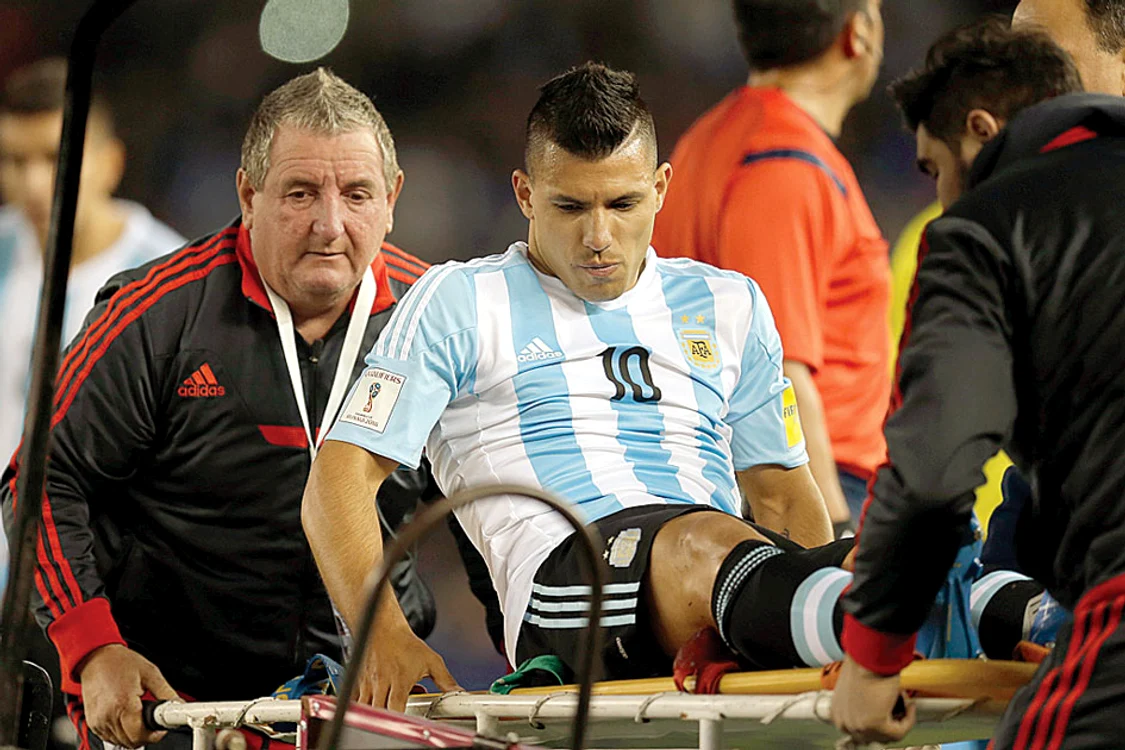 Aguero a părăsit pe targă terenul la ultimul meci al naţionalei ArgentineiFoto: AP