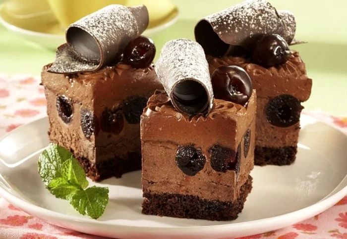 
    Aromatele cirese merg de minune cu o crema bogata de ciocolataclickpoftabuna.ro  