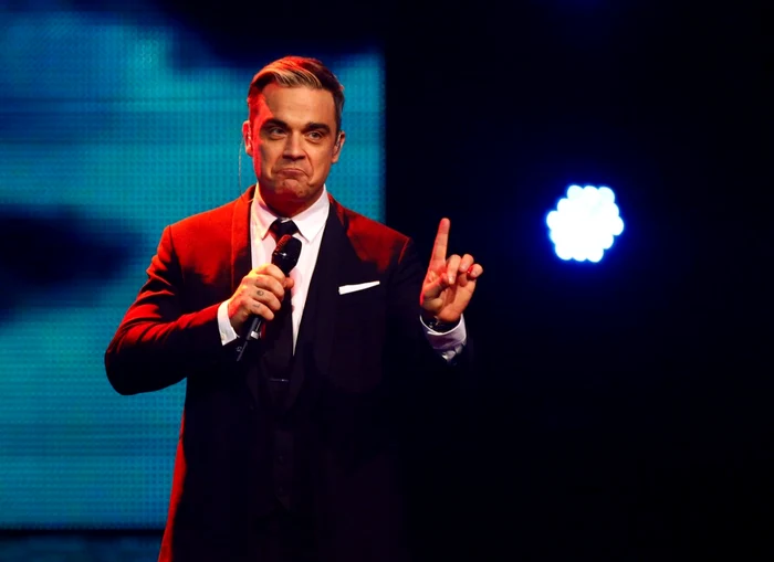 Robbie Williams şi-a pierdut echilibrul şi a căzut peste mulţimea din faţa scenei FOTO Whire Photos/Reuters