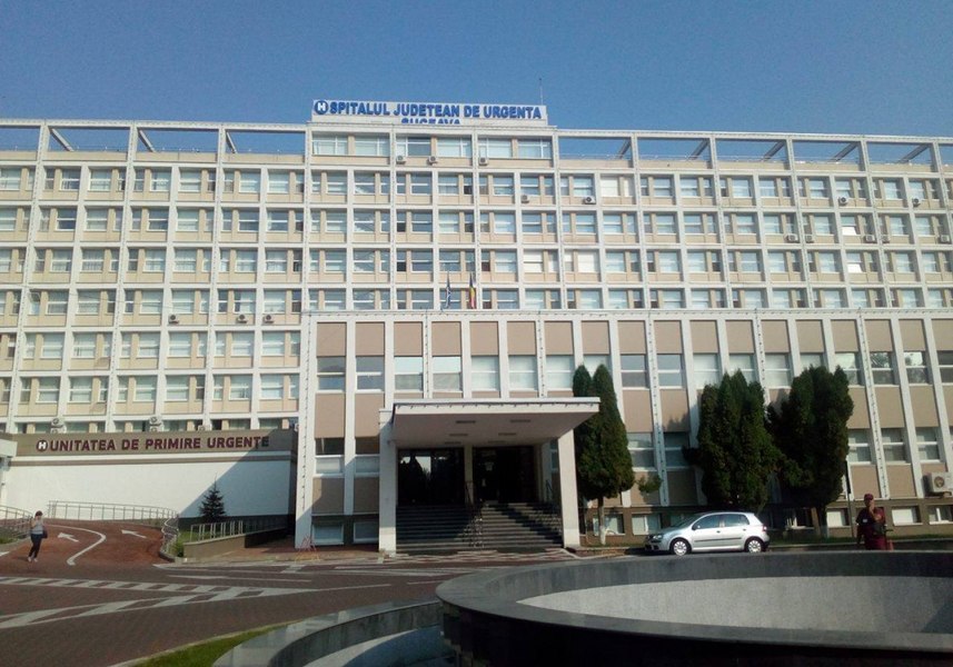 Chist gigant de la nivelul gâtului, extirpat de medicii din Suceava. Pacienta suferea teribil FOTO 