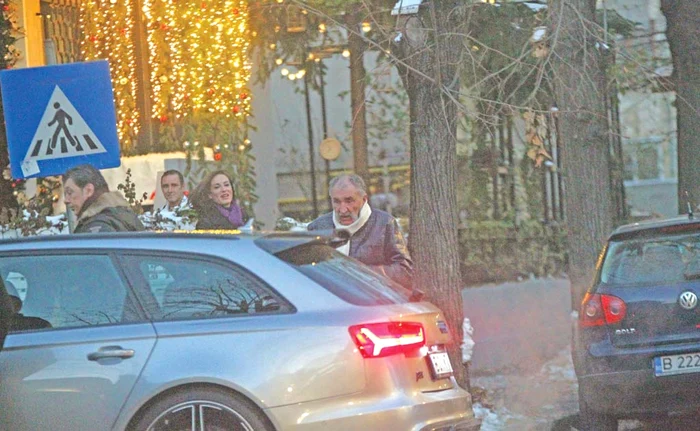 
    Magnatul i-a deschis  portiera, deși era  înconjurat de  bodyguarzi  