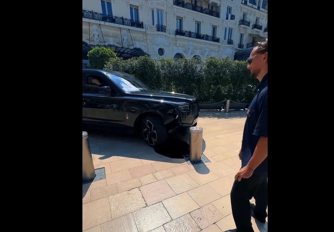 Un Rolls-Royce de lux a ajuns să lase o baltă uriașă de ulei FOTO: captură video