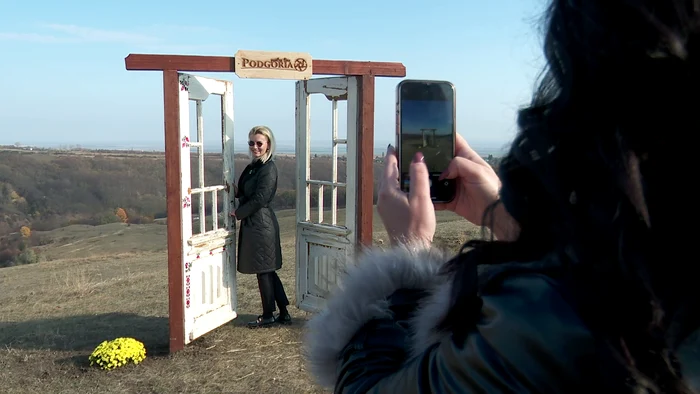 Luana și Andreea s-au fotografiat deja sub ușa din natură. SURSA Iulian Bunilă