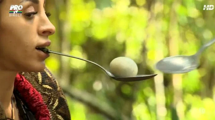 Concurenţii au transportat ouăle cu ajutorului lingurilor pe care le ţineau în gură