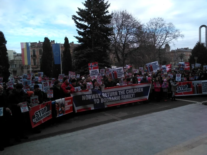 Protest la Constanţa - Norvegia criticată că a luat copiii familiei Bodnariu Foto S.I.