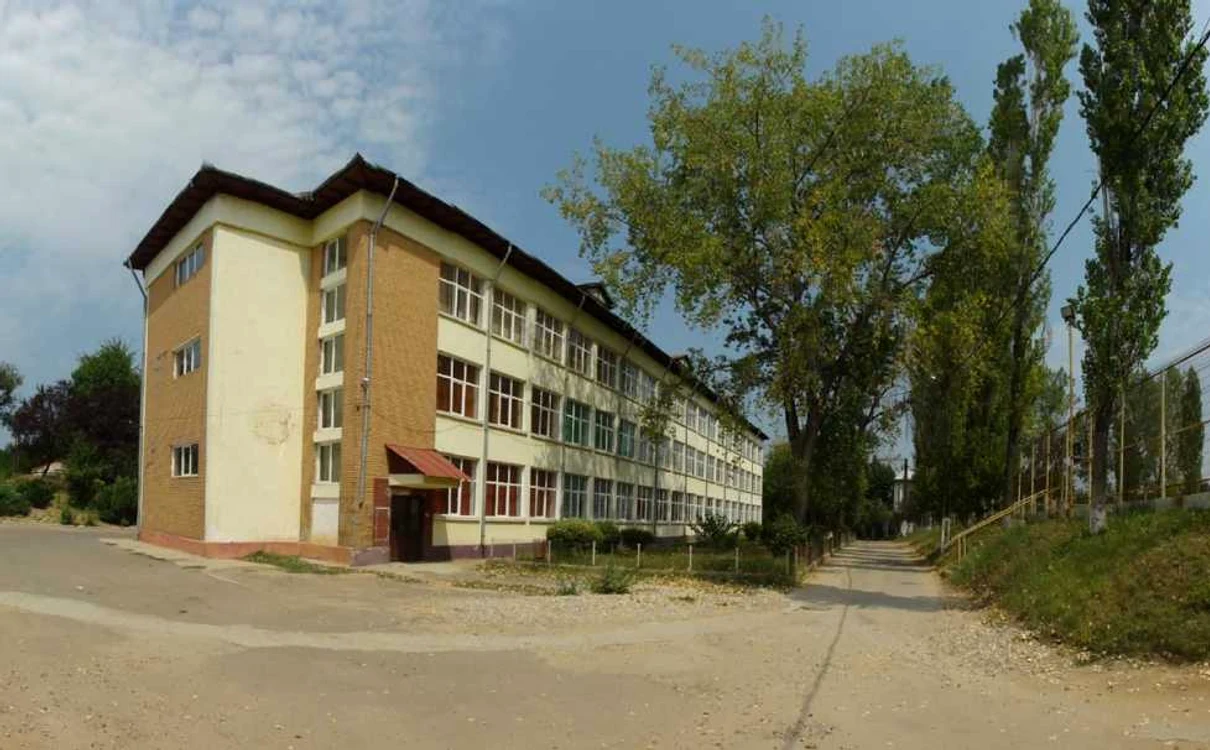 Colegiul Naţional Agricol "Carol I" din Slatina, în sfârşit - modernizat... (FOTO: Mugurel Manea)