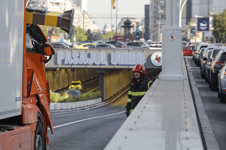 Pasajul Unirii din Capitală, blocat de un TIR care a acroșat limitatorul de înălțime FOTO