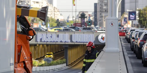 Pasajul Unirii blocat de un camion INQUAM Photos/Octav Ganea