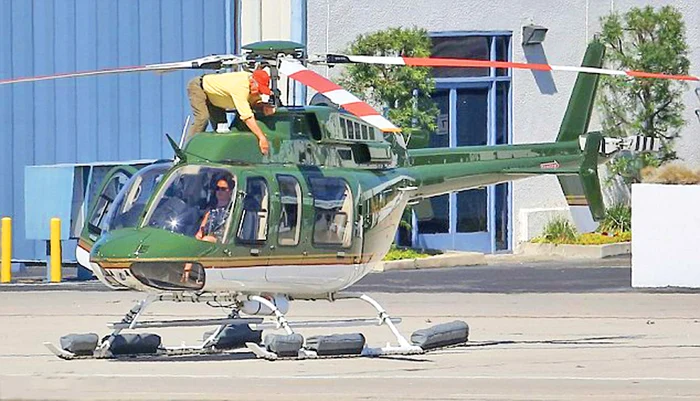 
    După ce a căzut cu avionul din cauza unei probleme  mecanice, actorul îşi repară singur elicopterul şi zboară cu elFoto: Guliver/Splashnews  