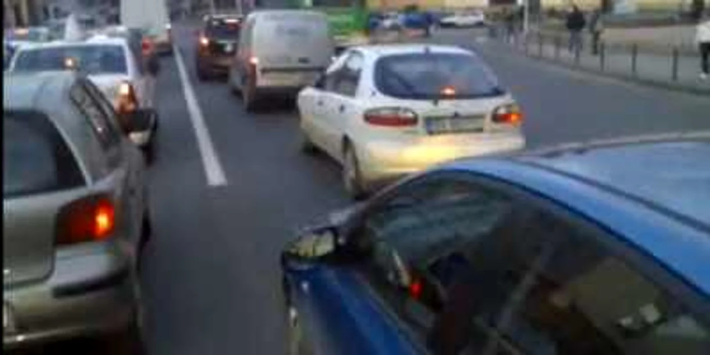 Cursa cu bicicleta printre masini la Braşov