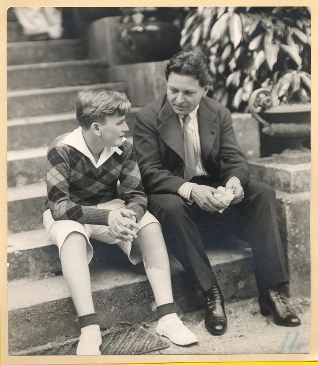 Yehudi Menuhin, alături de profesorul său George Enescu. În 1927, Menuhin a
venit la vila Luminiş, locuinţa lui Enescu din Sinaia,
pentru a lua primele lecţii de vioară