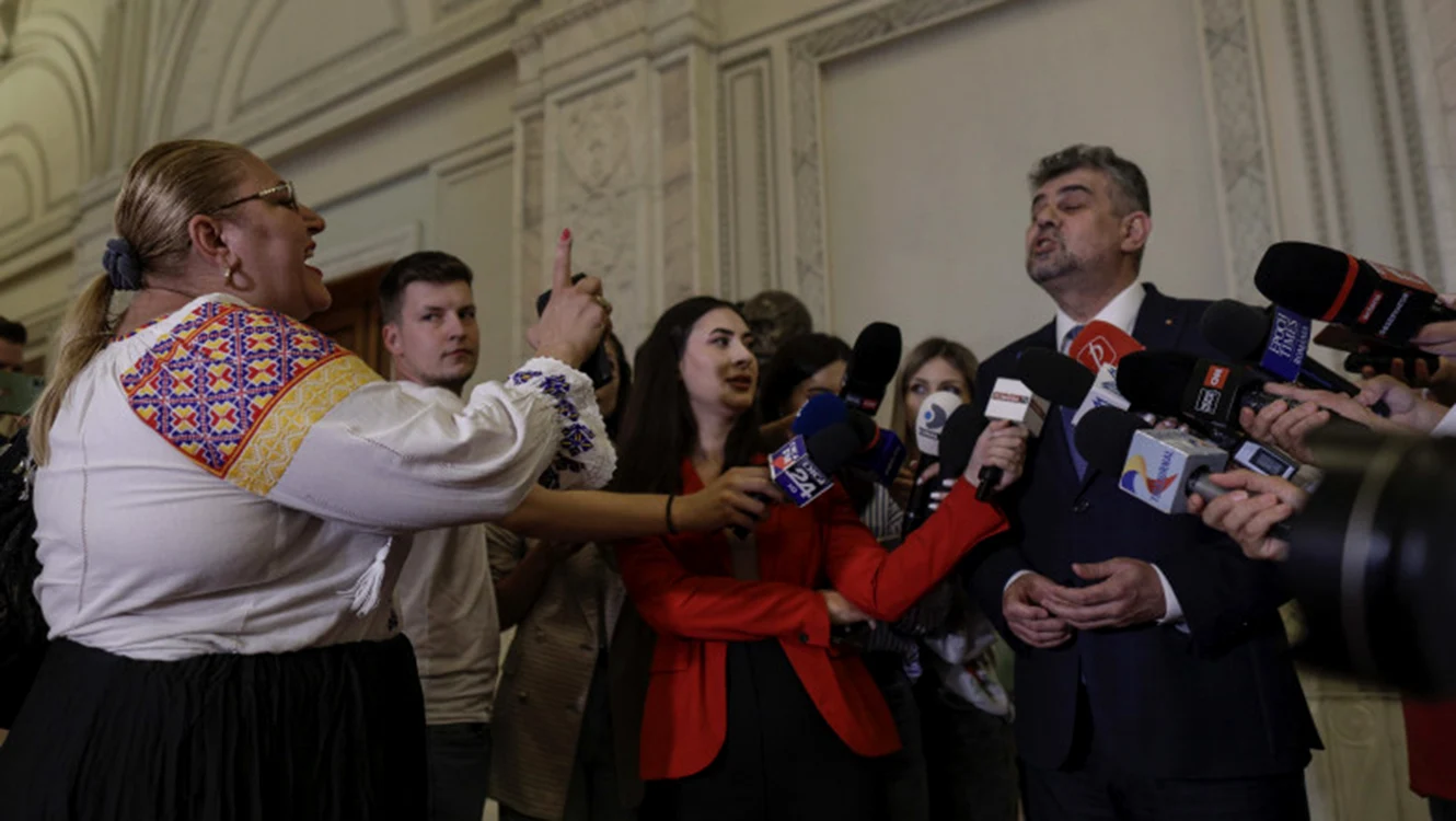Diana Șoșoacă și Marcel Ciolacu pe holul Parlamentului. Foto: Inquam Photos/Octac Ganea